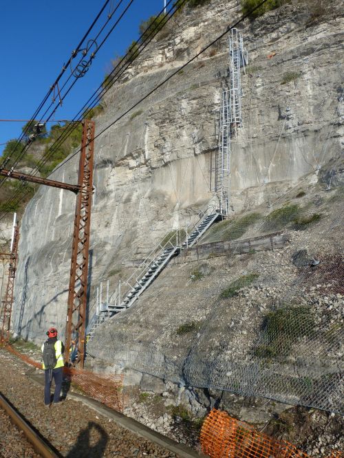 Sécurisation des accès aux détecteurs de chute de pierre - voies de SNCF