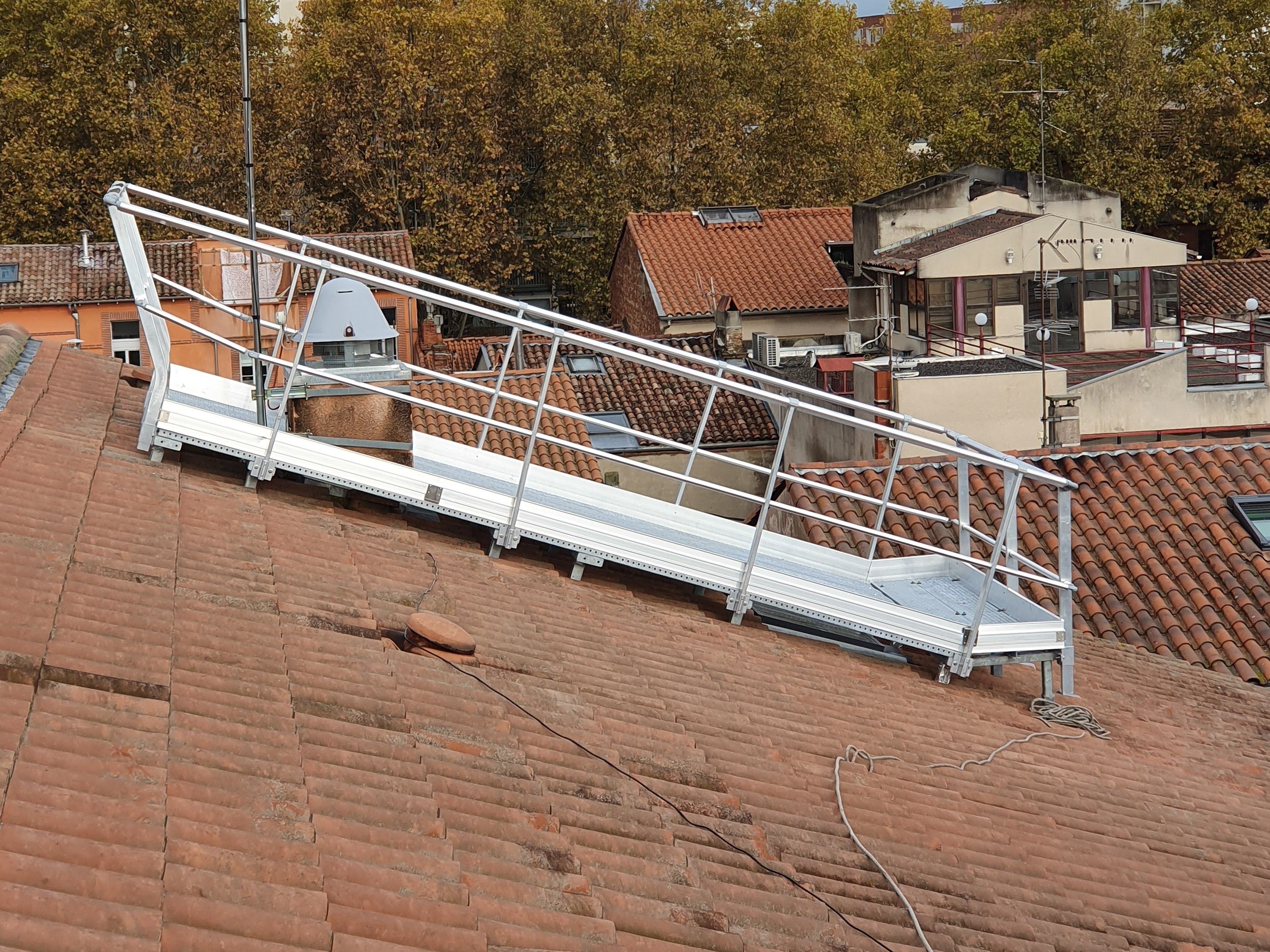 Sécurisation par protection collective de l`accès à une tourelle d`extraction sur toiture.