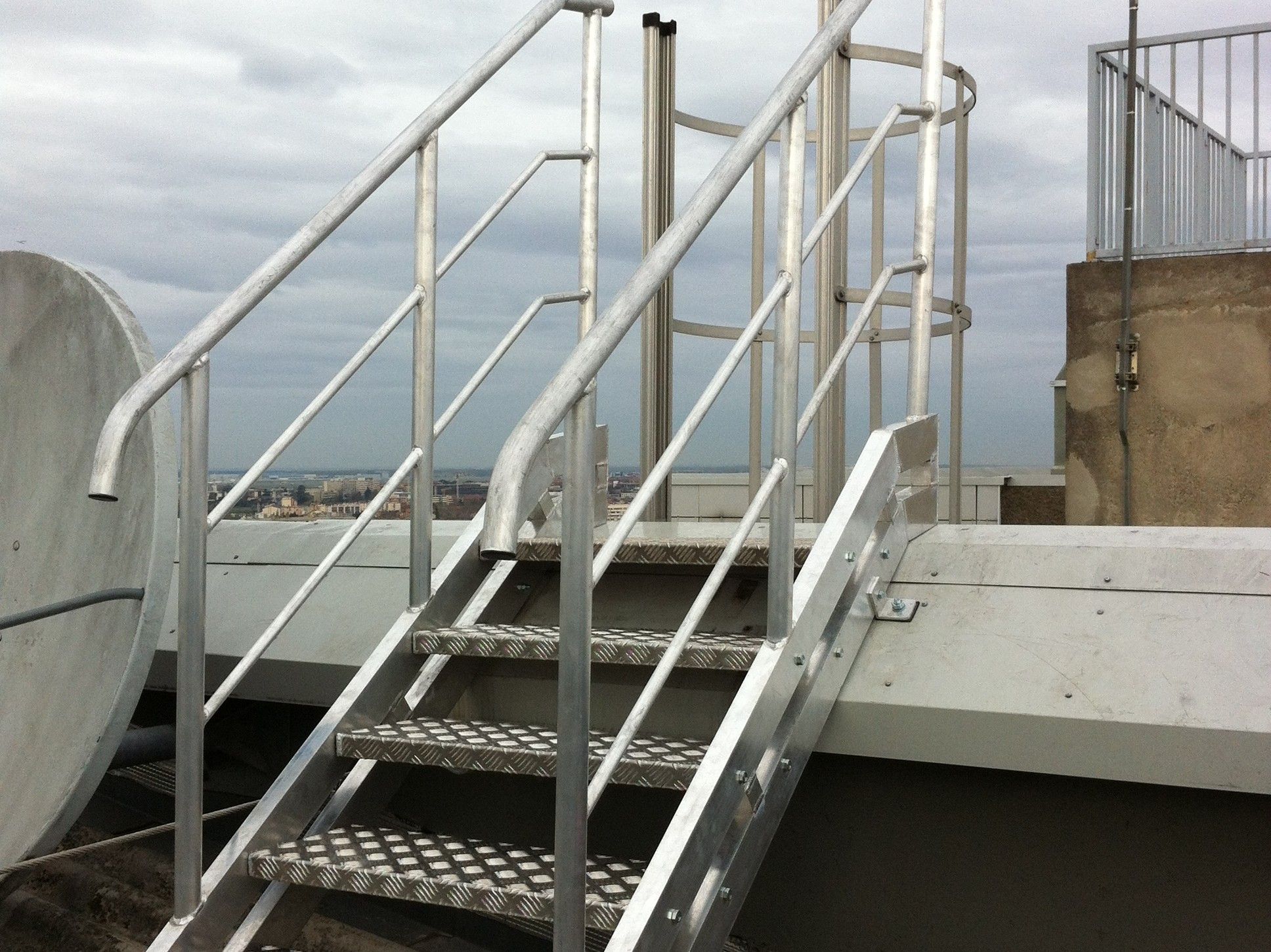 Installation d`escalier d`accès métallique.