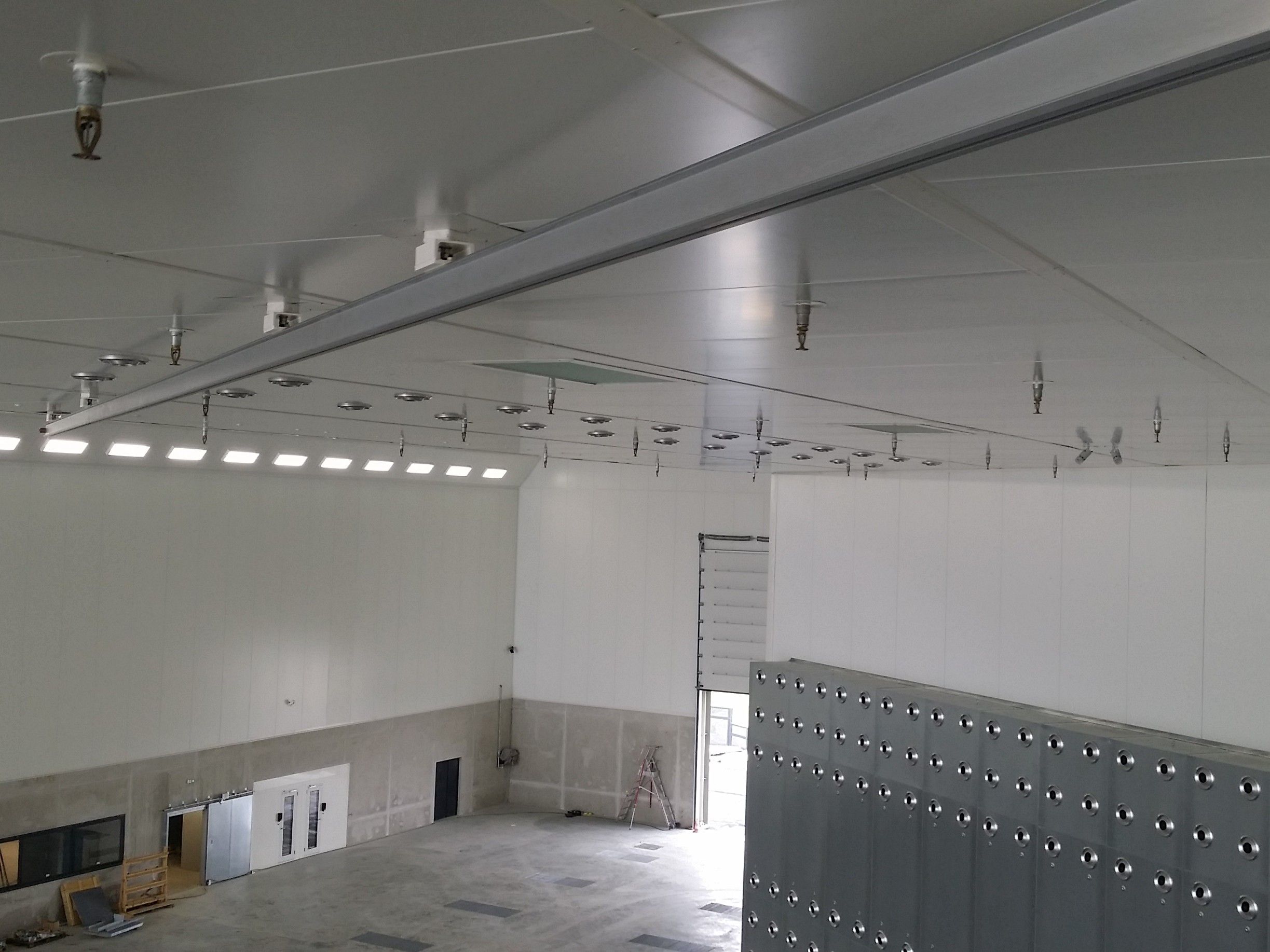 Rail de suspension au dessus des voilures.