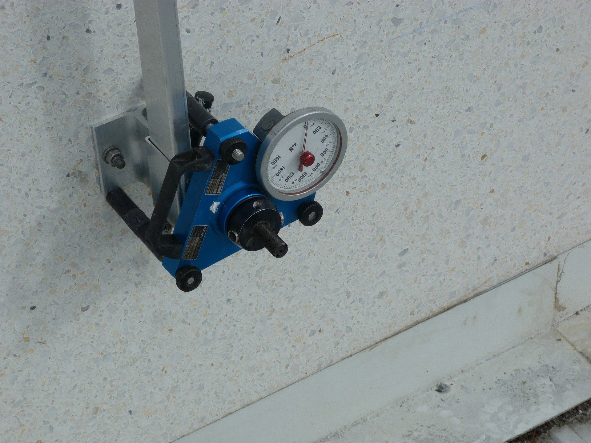 Test de static de la fixation, en traction à 500 daN pendant 15 secondes minimum.