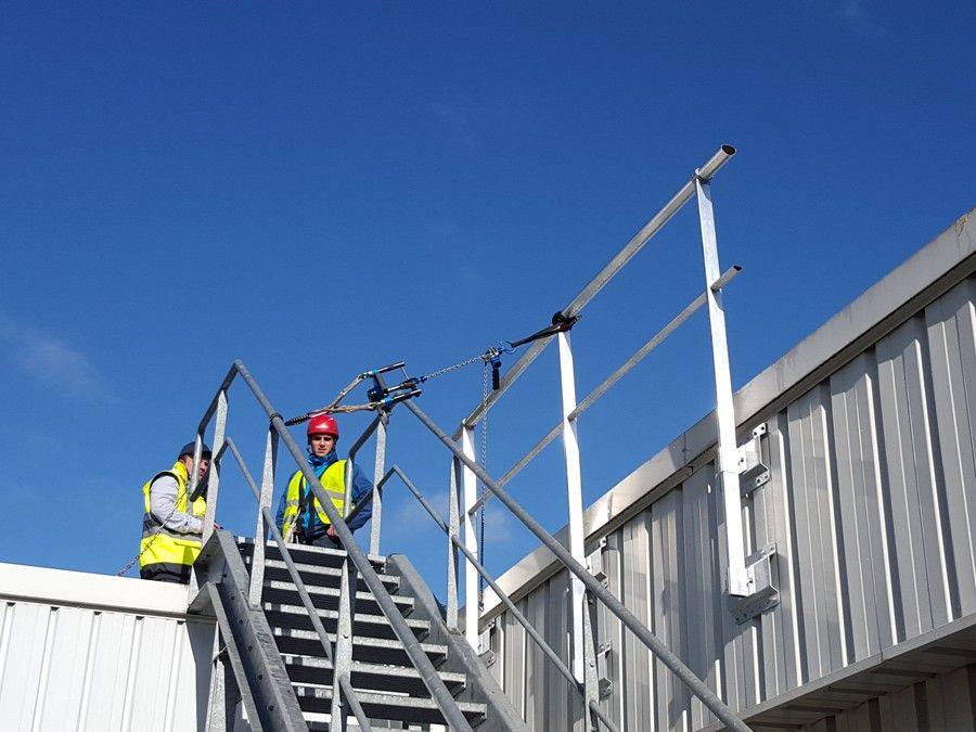 Test, non destructif sur site, des prototypes de garde corps Alsolu fixés sur bardage, pour validation du support.