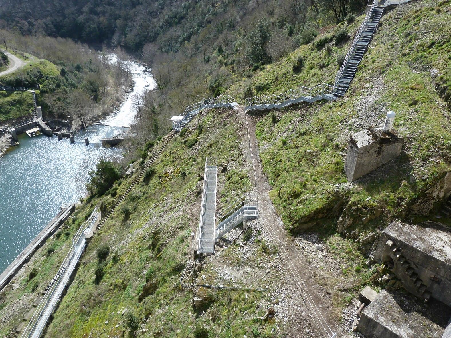 Mise en sécurité collective par escalier et passerelles (avec caillebotis et marches Meiser) d`un basimètre et des équipements techniques en aval d`un barrage hydraulique.