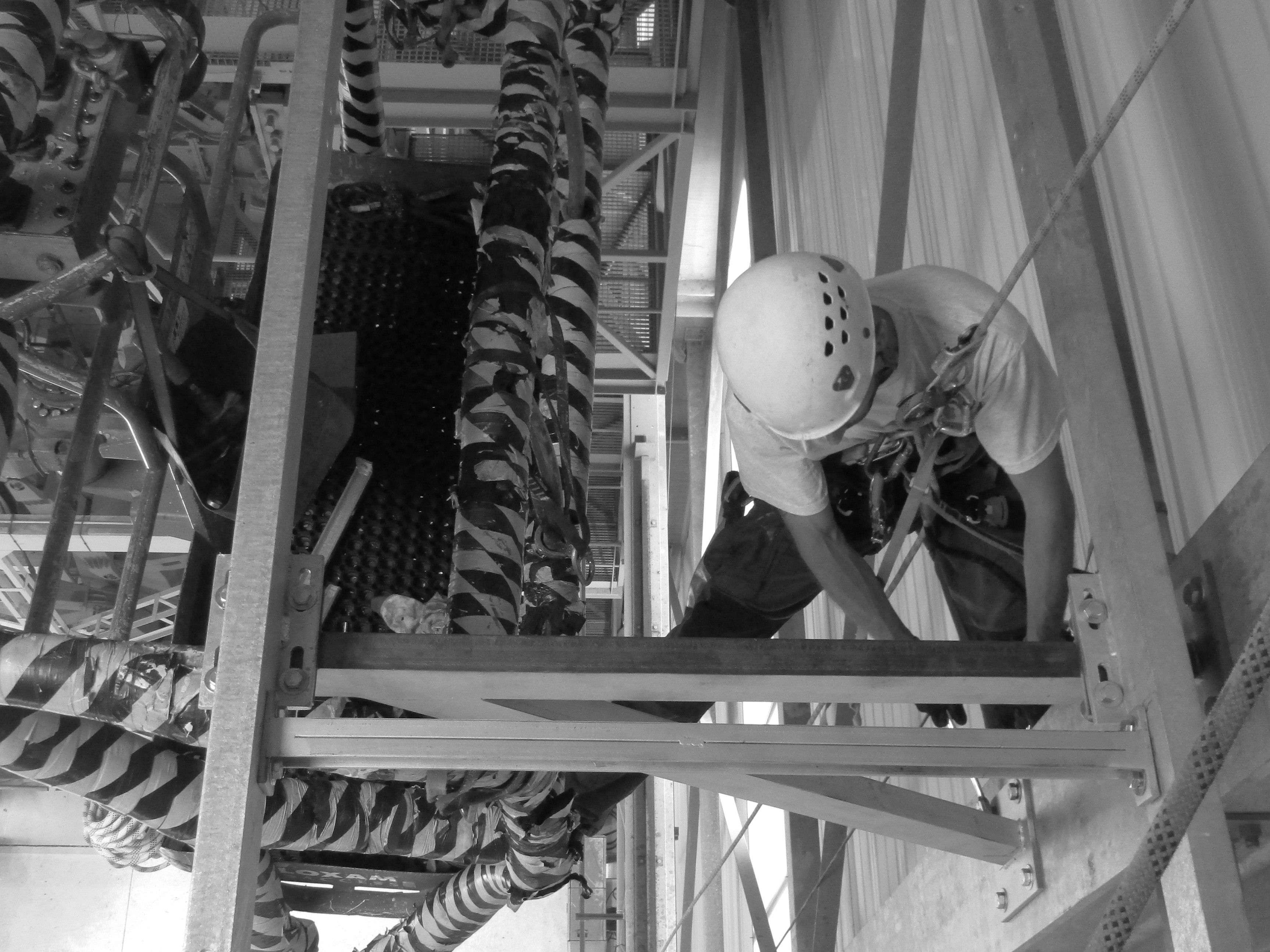 Installation des longerons de la passerelle métallique (acier galva.)