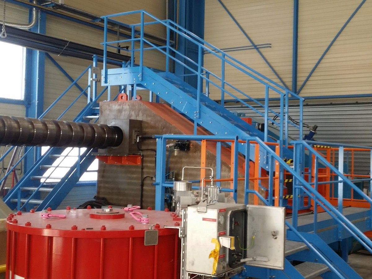 Mise en oeuvre de la passerelle avec l`escalier sur le dessus de la machine.