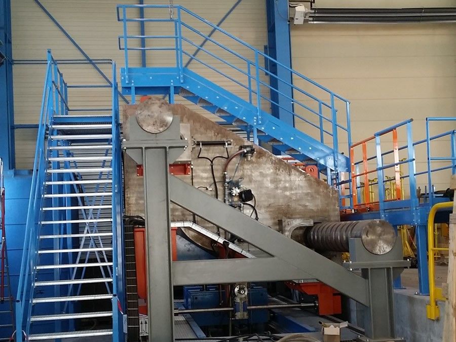 Mise en oeuvre de la passerelle avec l`escalier à l`arrière de la machine.