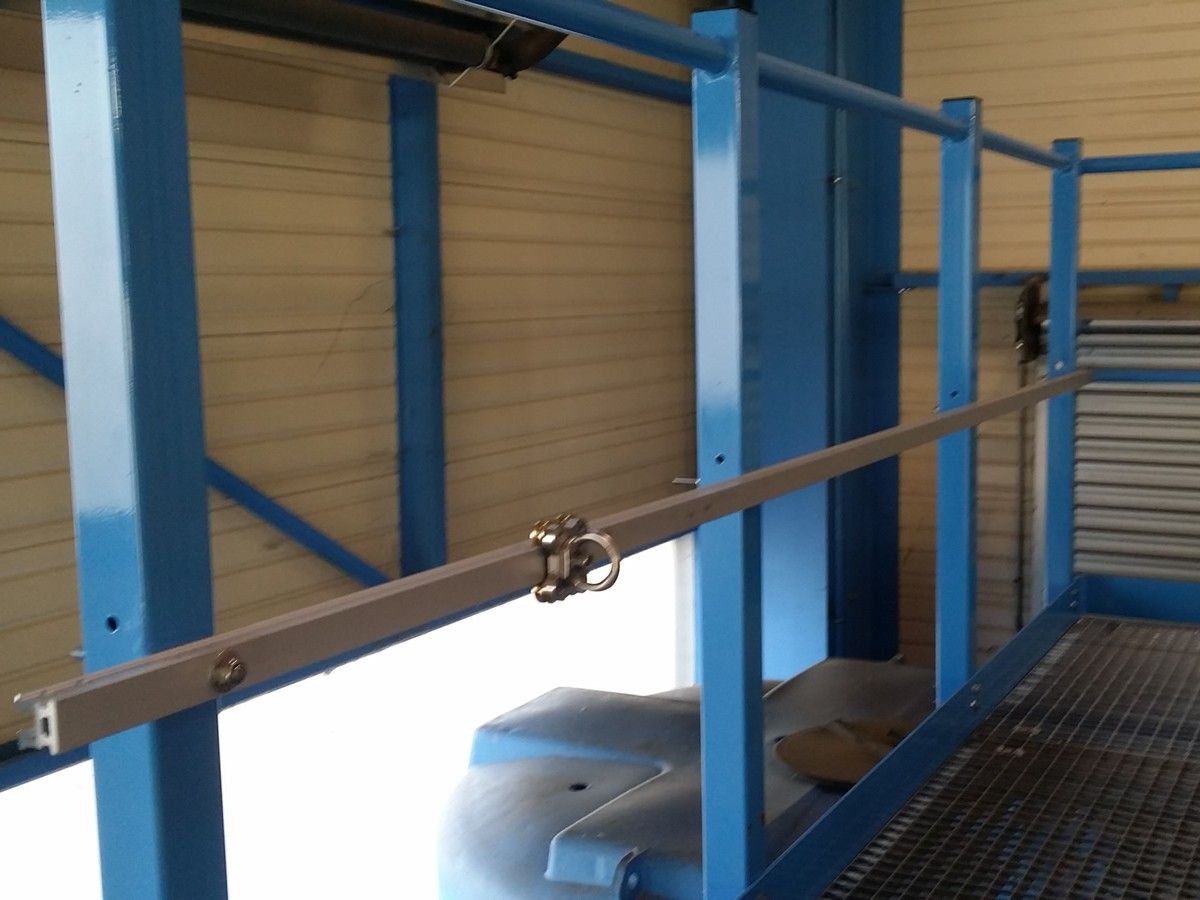 Rail antichute pour maintien autravail sur le garde corps sur mesure.