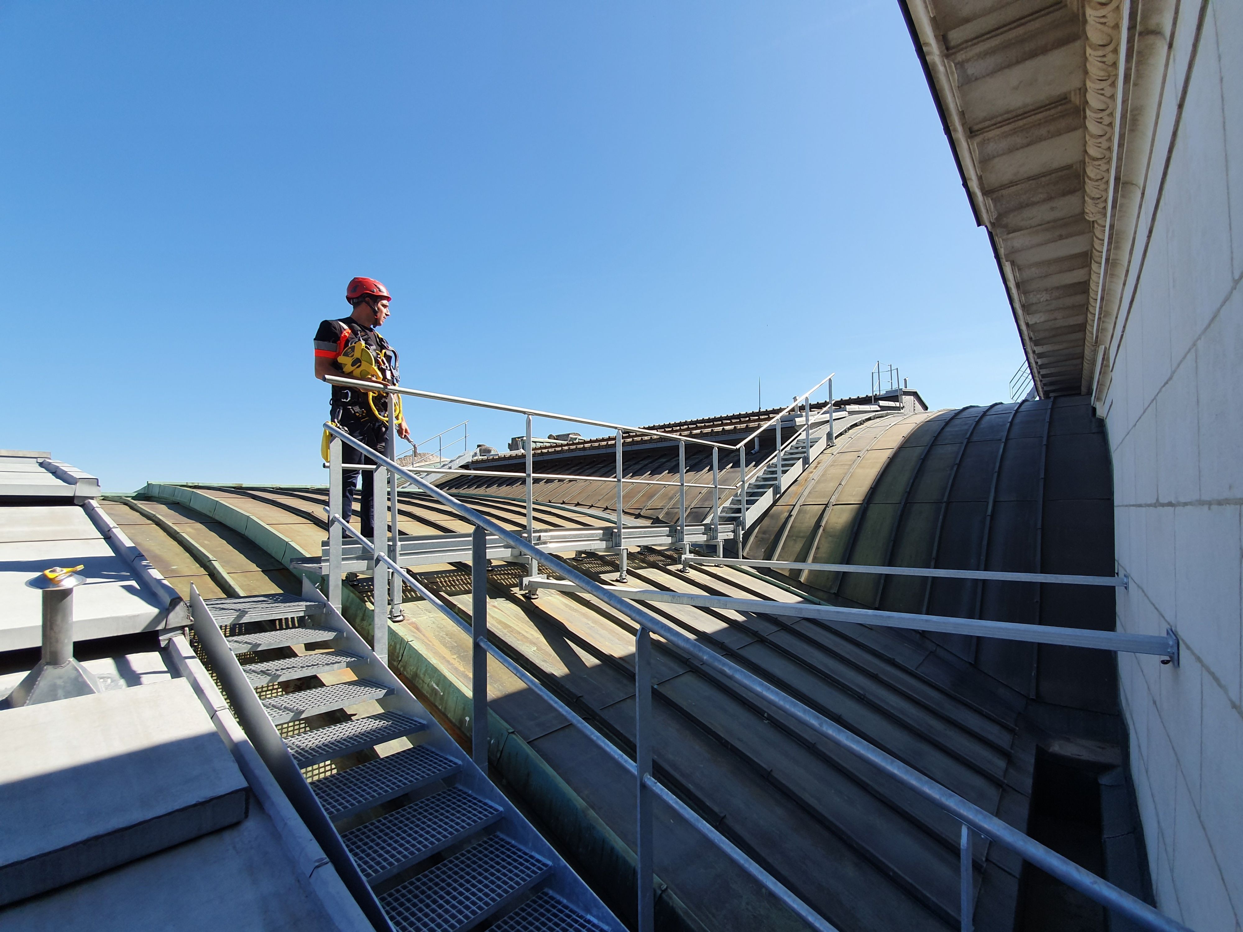 Mise en service des installation de passerelles, gardes corps, escaliers et lignes de vie