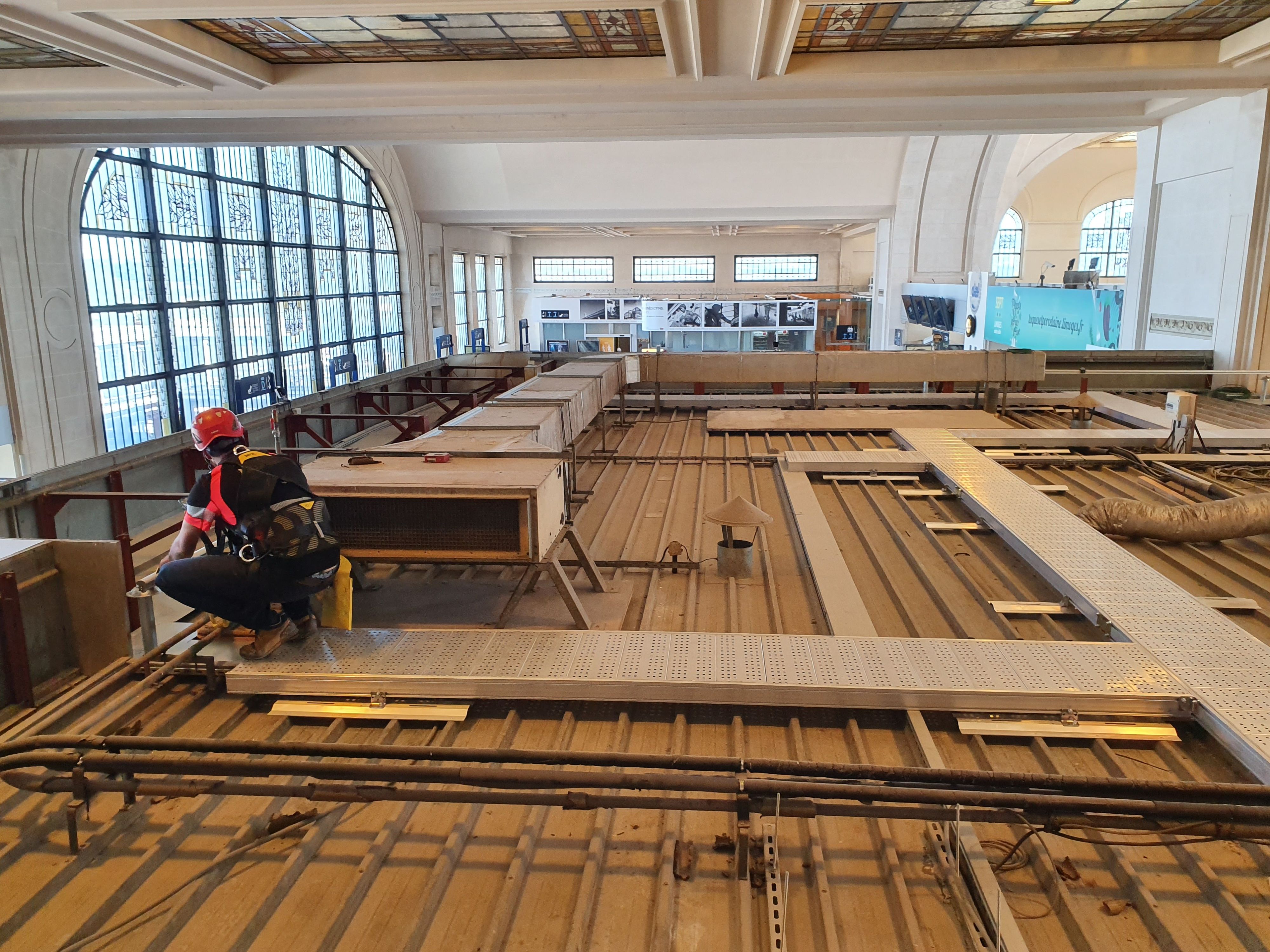 Coques des magasins du hall de gare, équipées de platelages de circulation couplés à des lignes de vie rail antichute FALLPROTEC