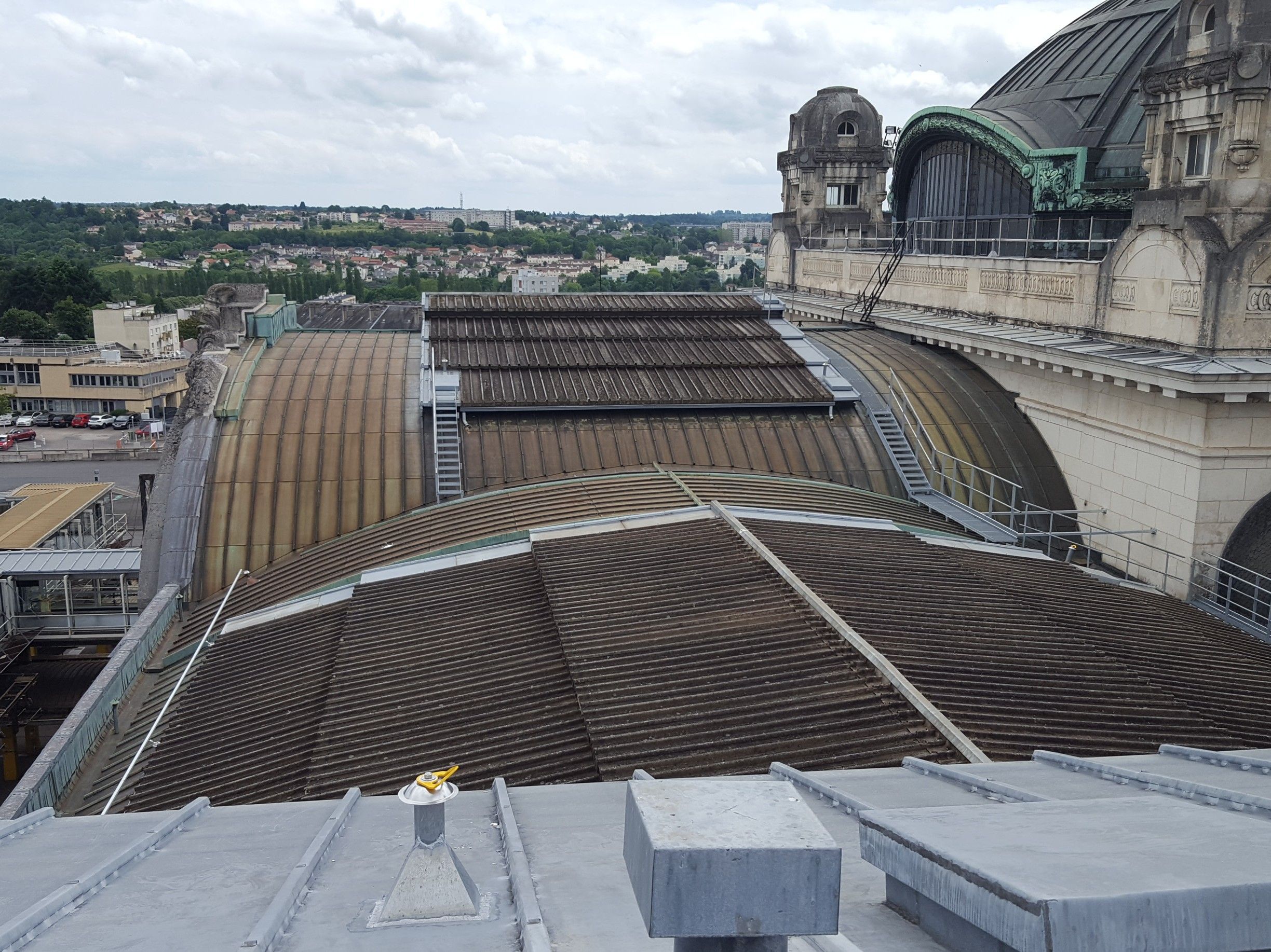 Escaliers d`accès métalliques + ligne de vie rail antichute