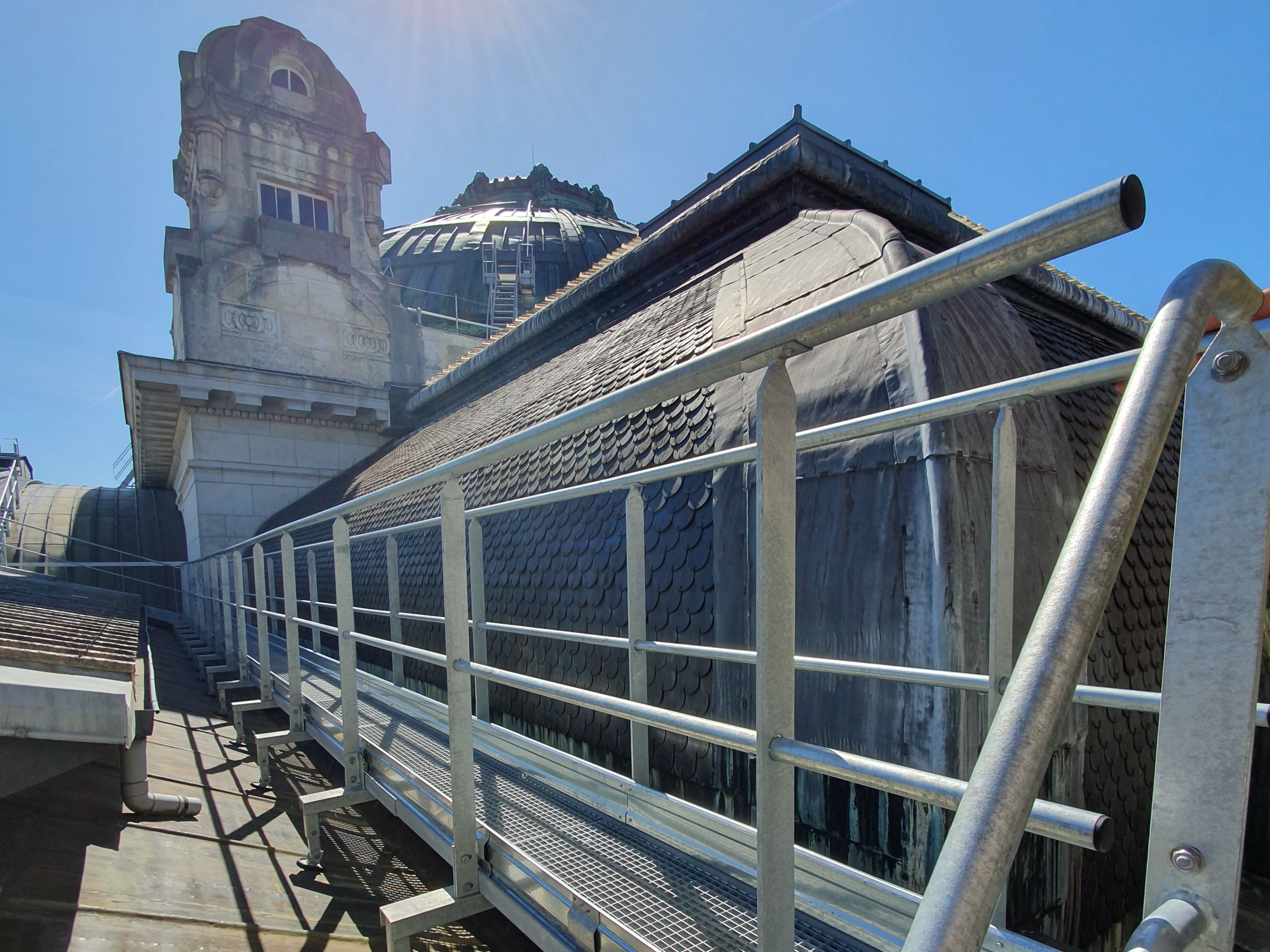 Passerelle de circulation en acier galva équipée de garde corps GC60