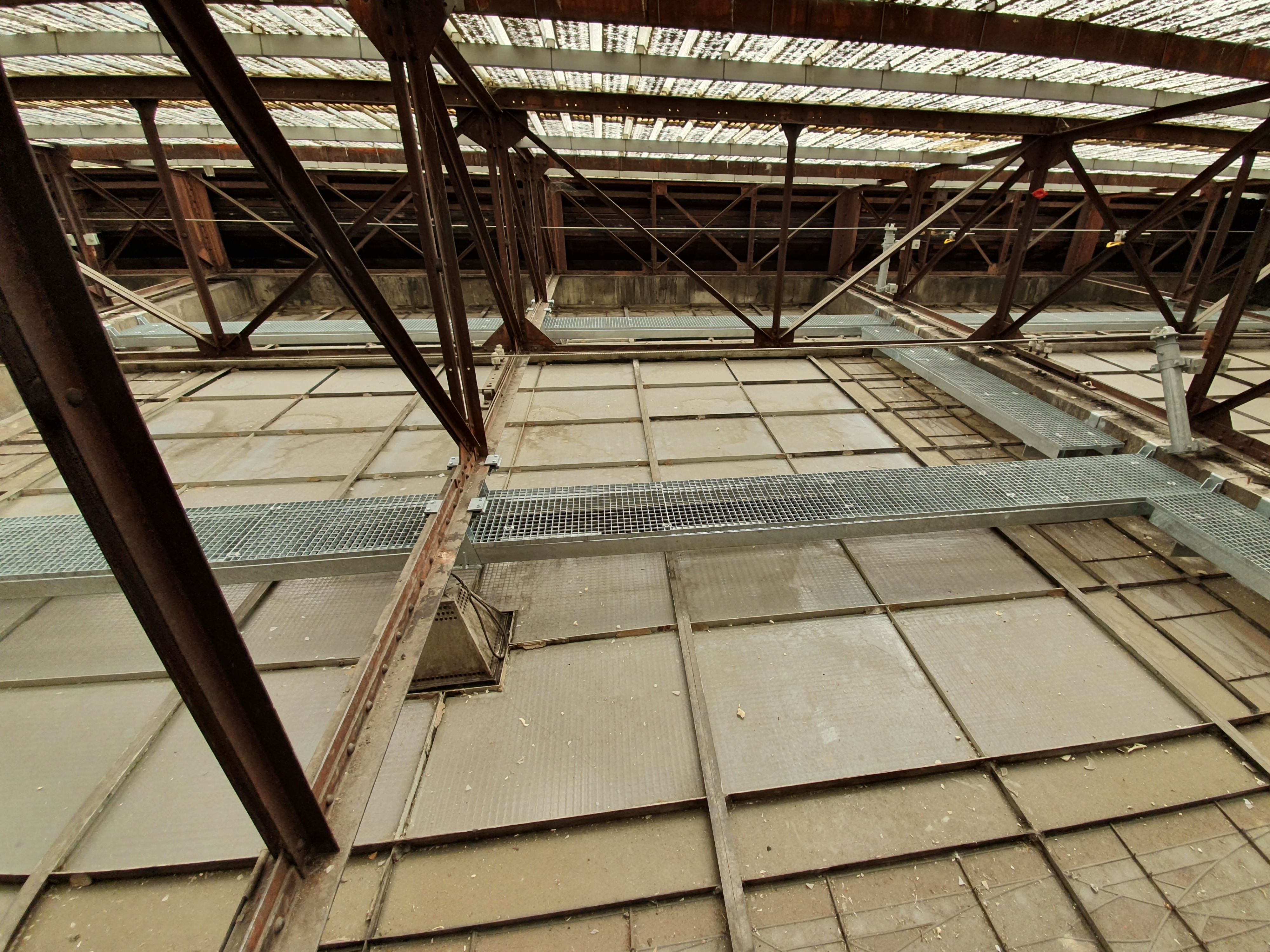 Sécurisation des verrières, au dessus du hall de gare, par des platelages suspendus équipés de lignes de vie câble SOMAIN
