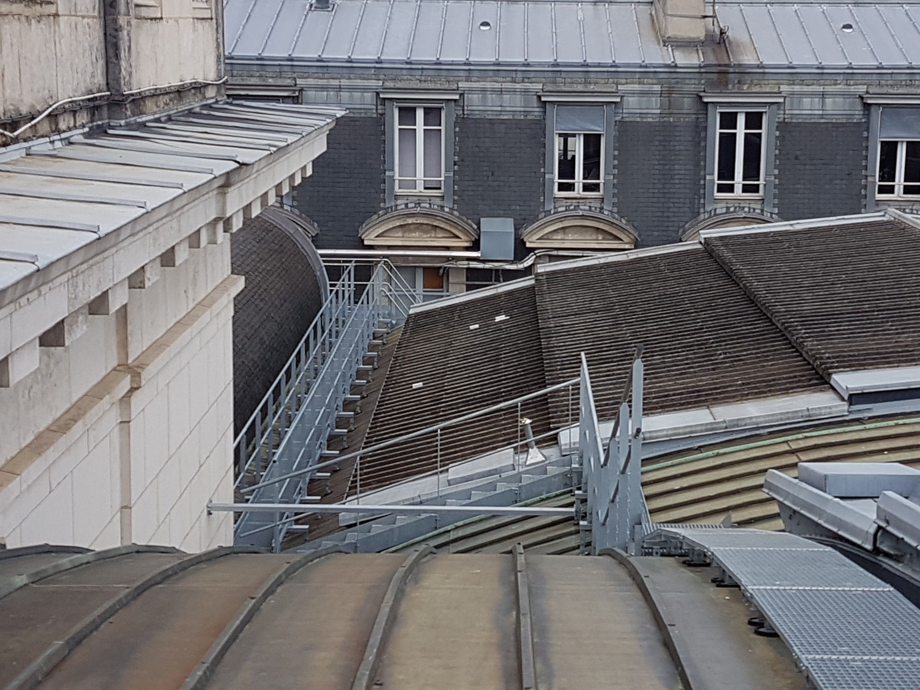 Passerelle de circulation en acier galva équipée de gardes corps métalliques