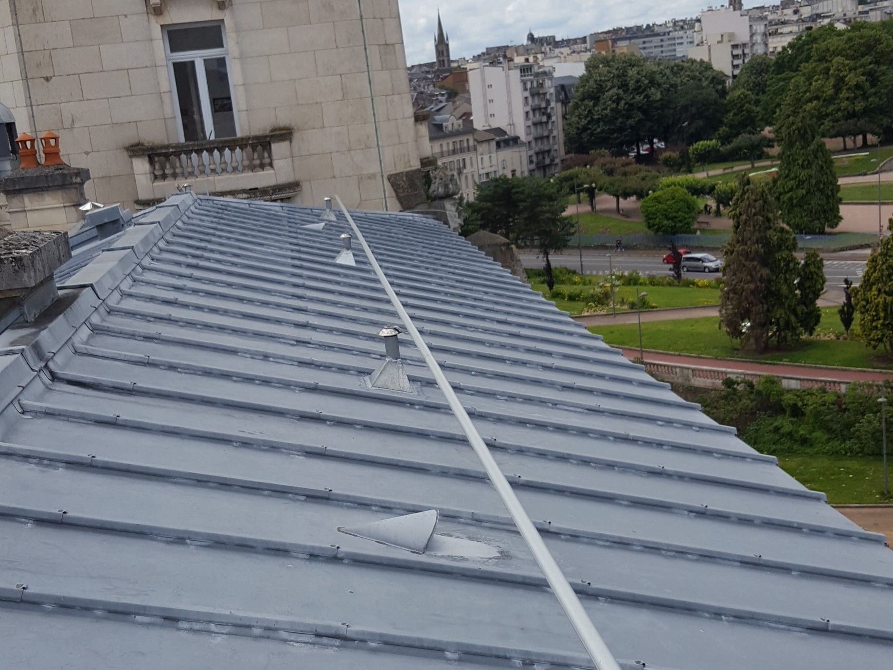 Ligne de vie rail antichute sur couverture zinc / charpente bois / FALLPROTEC