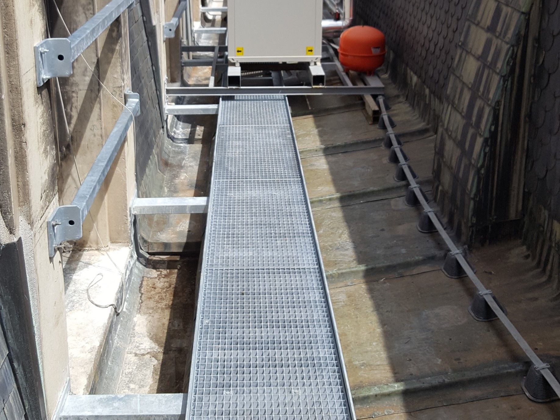 Passerelle de circulation lestée installée