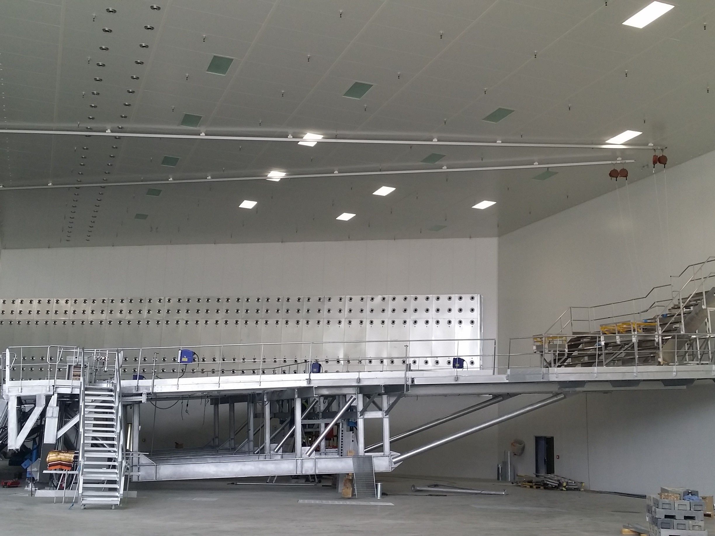 AIRBUS : Installer des lignes de vie Rail antichute en complément des échafaudages pour sécuriser les techniciens pour la peinture des avions.